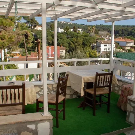 Summer House Mestral בית נופש