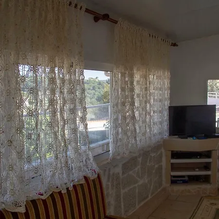 Summer House Mestral בית נופש *